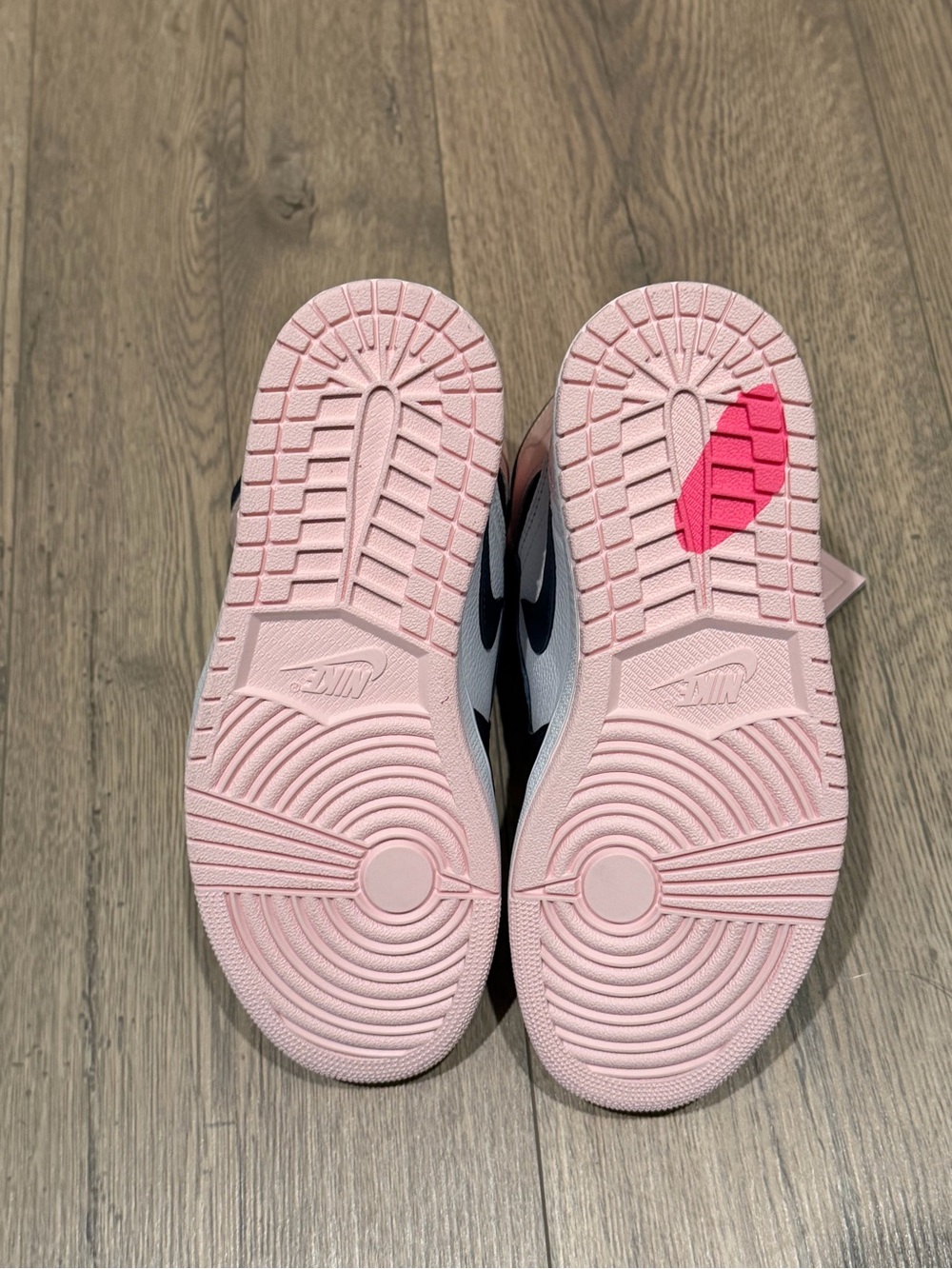 Nike Air Jordan 1 Retro High OG "Bubble Gum" - Picture 2 of 5